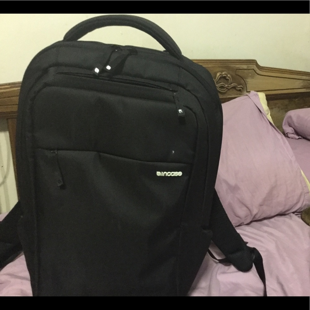 Slim Black Incase Laptop Back-pack - Picture 2 of 2